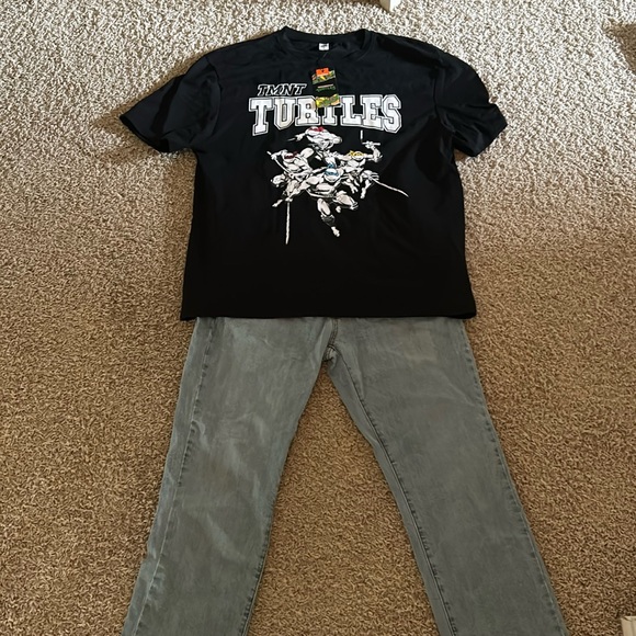 Men’s outfit bundle , crew neck t shirt , 32 by 32 men’s jeans - Picture 1 of 6